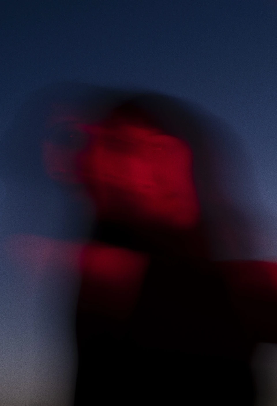 Malak — Portrait artistique officiel, flou de mouvement rouge et bleu — Motel Mozaïque 2025 — visuel de programmation de Malak ; photographe non indiqué