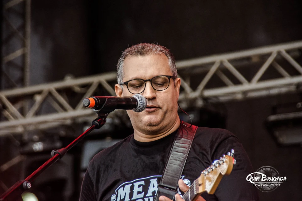 Mean Machine — Portrait en concert du chanteur-guitariste, pas photographie collective