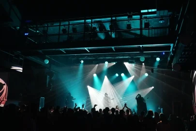 Meteor Airlines — vue d’ensemble du concert et du public, galerie officielle. Photographe non indiqué.