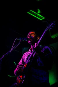 Post Kaskrot — portrait de musicien en concert, profil Bandcamp officiel. Photographe non indiqué.